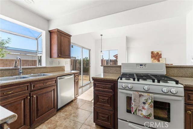3519 San Jacinto Avenue, Rosamond CA: https://media.crmls.org/medias/65c552d1-6356-4032-bea9-72f5639a025c.jpg
