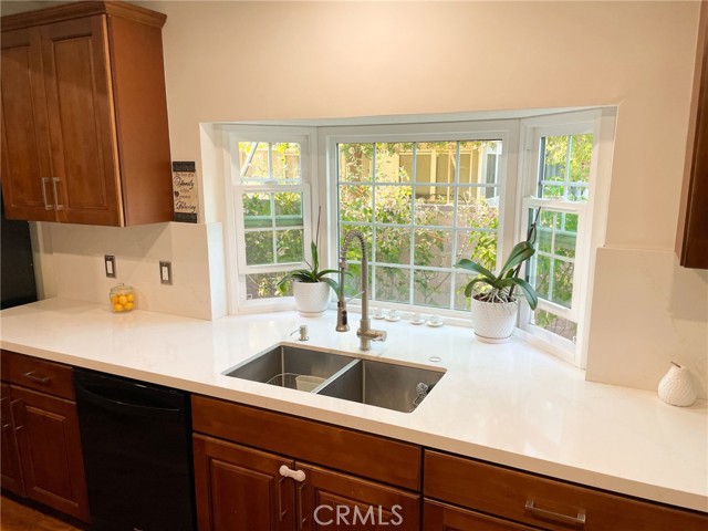 10016 Sophia Avenue, North Hills CA: https://media.crmls.org/medias/65c5e21b-67cf-4793-a454-db68c790d0c9.jpg