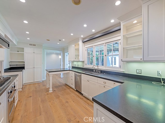 Detail Gallery Image 13 of 50 For 5463 Katherine, Sherman Oaks,  CA 91401 - 5 Beds | 3 Baths