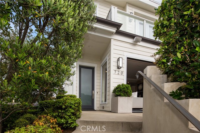 720 Poinsettia Ave, Corona del Mar CA: https://media.crmls.org/medias/65c629c6-87a0-4938-b0ab-ea6548dfaabb.jpg