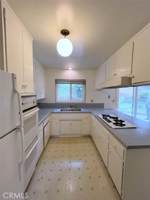 Detail Gallery Image 8 of 29 For 1622 Sunny Heights, Los Angeles,  CA 90065 - 5 Beds | 3 Baths