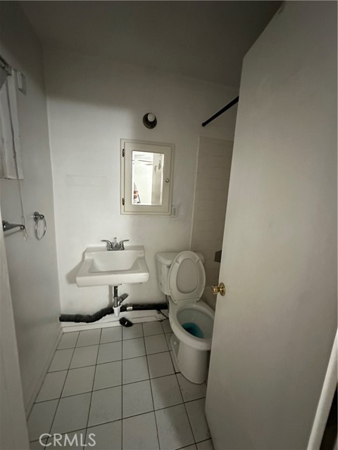 2051 E Harding Street, Long Beach CA: https://media.crmls.org/medias/65c80c9e-871e-46b3-8fbc-7c8ef80e218c.jpg