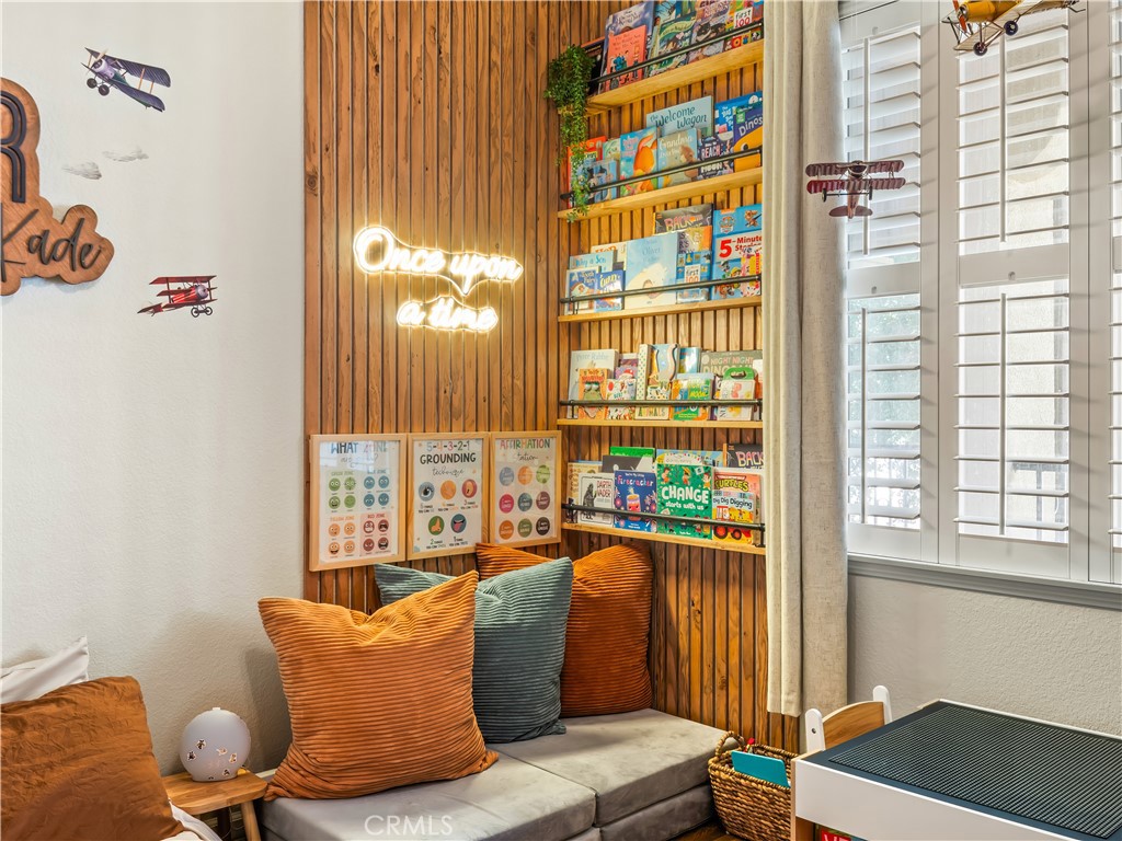 https://media.crmls.org/medias/65c9f83d-26b0-4d75-a66d-eaff81f40746.jpg?preset=X-Large