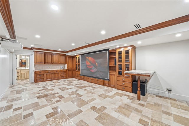 Detail Gallery Image 4 of 73 For 21 Bay, Laguna Beach,  CA 92651 - 6 Beds | 6/1 Baths