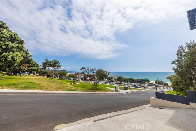 Detail Gallery Image 2 of 37 For 221 27th St, Manhattan Beach,  CA 90266 - 2 Beds | 2 Baths
