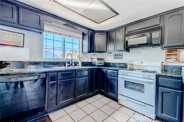 13018 Rosecrans Avenue, Norwalk CA: https://media.crmls.org/medias/65d9b6b8-940d-40ca-bb49-29c68ac6e22b.jpg