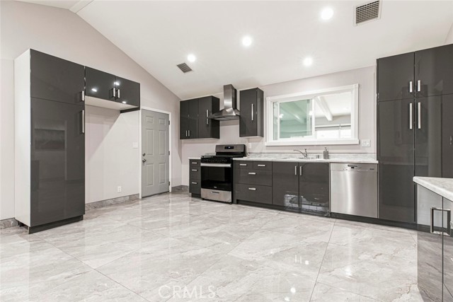 10019 Norwich Avenue, Mission Hills (San Fernando) CA: https://media.crmls.org/medias/65daf8a7-e618-4a5c-8d00-0e5340a6dd20.jpg
