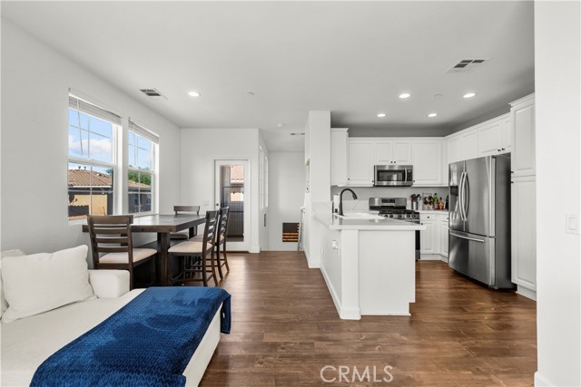 Detail Gallery Image 7 of 28 For 27262 Riverview, Valencia,  CA 91354 - 2 Beds | 2 Baths