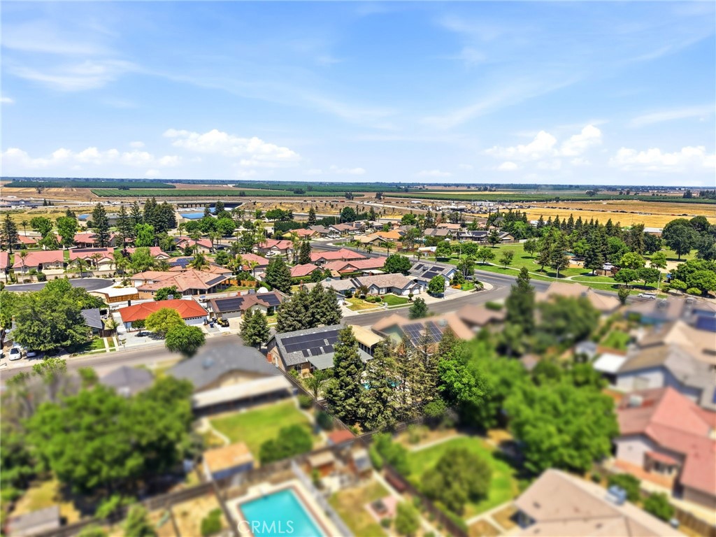 https://media.crmls.org/medias/65df51c5-ae4a-4cd9-b662-bfc6ed916f93.jpg?preset=X-Large