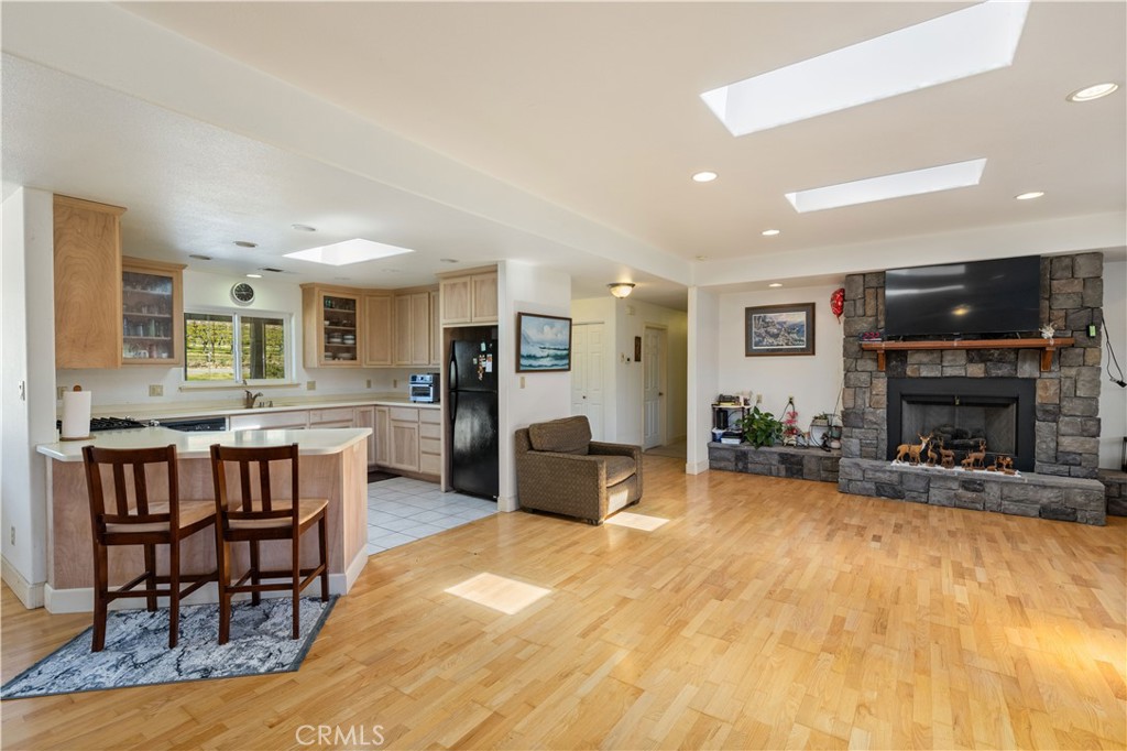https://media.crmls.org/medias/65e21521-1824-4dee-8df4-78a494d22a61.jpg?preset=X-Large