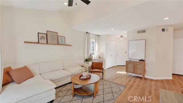 Detail Gallery Image 6 of 39 For 1761 Forum Way #D,  Corona,  CA 92881 - 3 Beds | 2/1 Baths