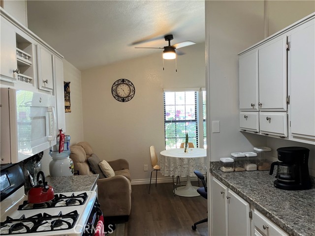 Detail Gallery Image 4 of 17 For 1250 N Kirby St #149,  Hemet,  CA 92545 - 2 Beds | 2 Baths