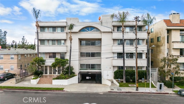 Detail Gallery Image 1 of 1 For 5219 Newcastle Ave #302,  Encino,  CA 91316 - 2 Beds | 2/1 Baths