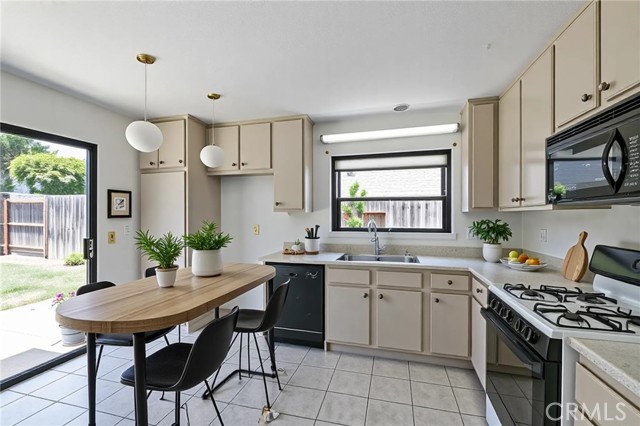 Detail Gallery Image 4 of 20 For 1168 E Foster Rd #B,  Santa Maria,  CA 93455 - 2 Beds | 1 Baths
