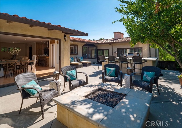 Patio fire pit seating area