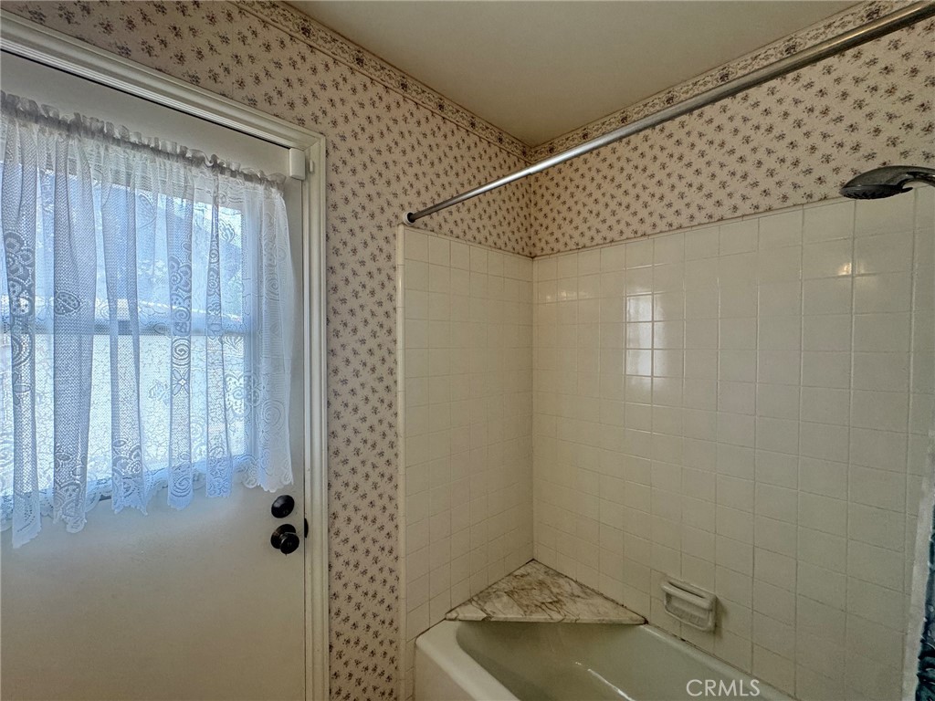 https://media.crmls.org/medias/65eb8b0a-88a4-4176-9f8d-760154d7bca7.jpg?preset=X-Large