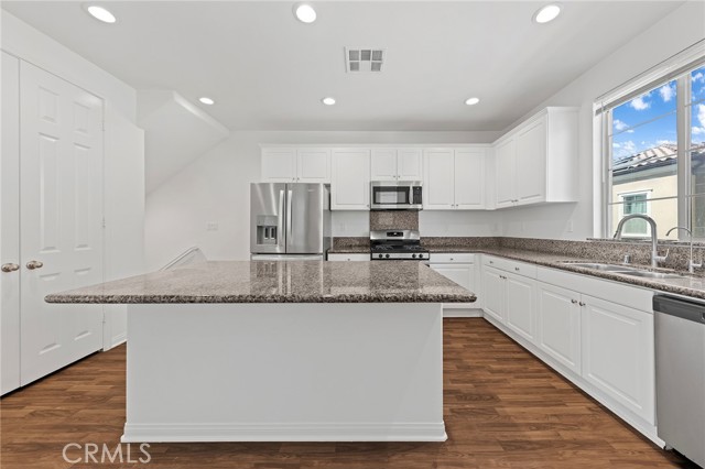 7554 Botany St, Chino CA: https://media.crmls.org/medias/65f4b18c-99d2-49b0-8d00-b4cf4dc77c04.jpg