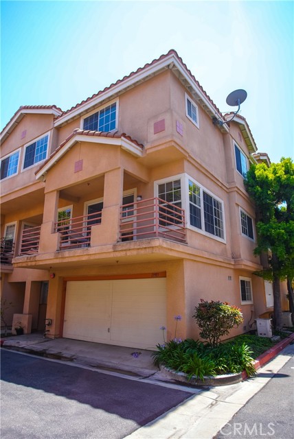 13983 Lemoli Avenue, Hawthorne CA: https://media.crmls.org/medias/65f4f890-01ba-439c-bcbb-2da46237249e.jpg