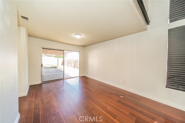 Detail Gallery Image 6 of 41 For 11327 Oakwood Dr, Fontana,  CA 92337 - 3 Beds | 2/1 Baths