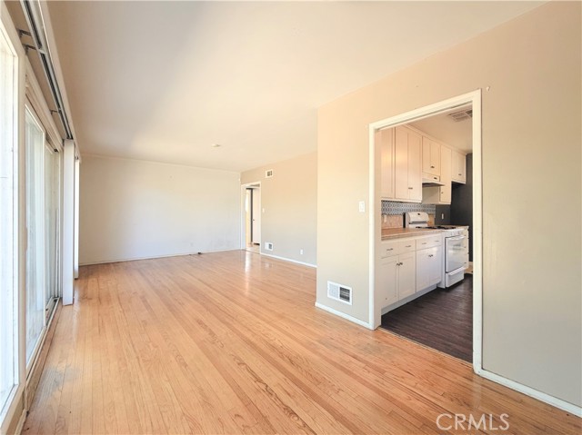 Detail Gallery Image 4 of 17 For 10360 Haskell, Granada Hills,  CA 91344 - 3 Beds | 2 Baths