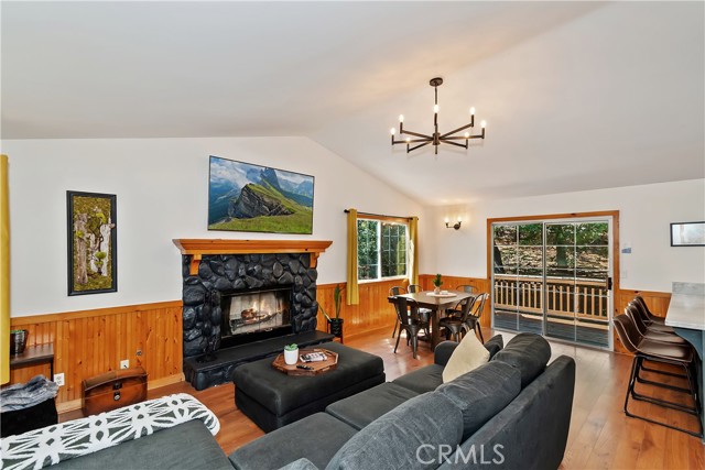 1348 Manzanita Way, Lake Arrowhead CA: https://media.crmls.org/medias/6600fcb3-ba95-41f5-91d4-12bcc38afd3f.jpg