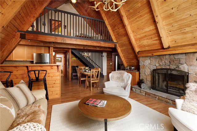 Detail Gallery Image 3 of 34 For 422 Pyramid, Lake Arrowhead,  CA 92352 - 3 Beds | 2 Baths