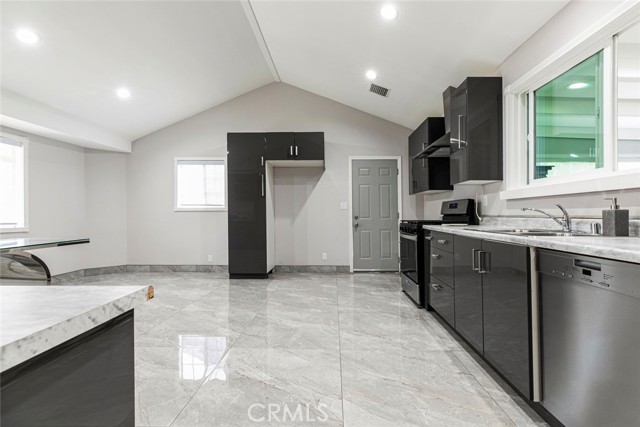 10019 Norwich Avenue, Mission Hills (San Fernando) CA: https://media.crmls.org/medias/6602ce7b-a7ea-45d4-ad50-253608665a42.jpg