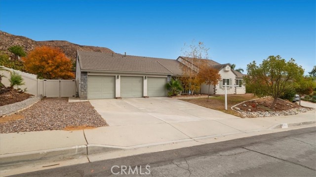 Detail Gallery Image 1 of 25 For 10412 Starshine Dr, Moreno Valley,  CA 92557 - 4 Beds | 2/1 Baths