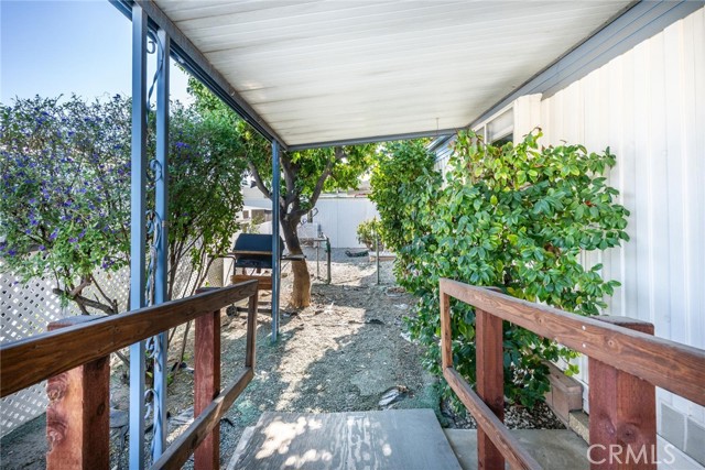 990 Santa Elena Way, Hemet CA: https://media.crmls.org/medias/66048678-a537-4e1a-8566-89be7a705d37.jpg
