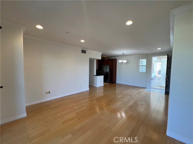 Detail Gallery Image 3 of 12 For 630 E Olive Ave #301,  Burbank,  CA 91501 - 2 Beds | 2 Baths