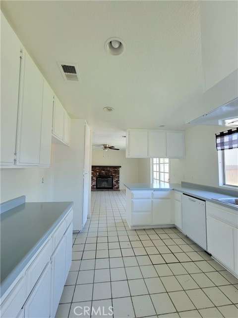 Detail Gallery Image 5 of 15 For 12054 Suzanne Dr, Fontana,  CA 92337 - 3 Beds | 2/1 Baths