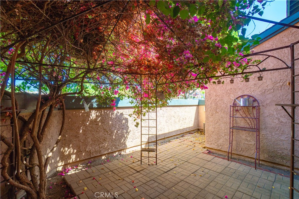 https://media.crmls.org/medias/660a7fed-c56f-4708-8bc8-3dd984451f0a.jpg?preset=X-Large