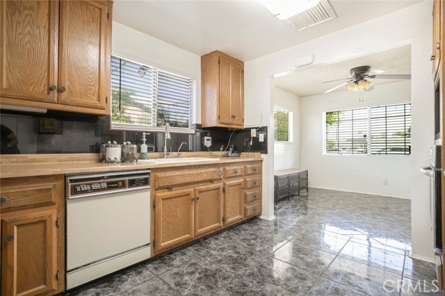 1208 E Avenue R3, Palmdale CA: https://media.crmls.org/medias/660badea-572d-474c-96c7-29c6c574d3ed.jpg