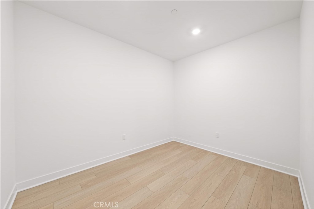 https://media.crmls.org/medias/660d39bc-d75e-4a0f-b04f-6fd1cc3409c1.jpg?preset=X-Large