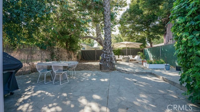 231 W Cedar Avenue, Burbank CA: https://media.crmls.org/medias/660d7b79-a43c-4113-b3ff-a576ee2a6c0b.jpg