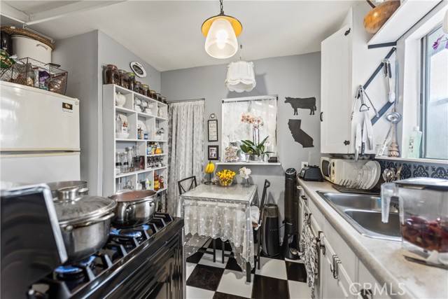 2424 West Boulevard, Los Angeles CA: https://media.crmls.org/medias/660db01f-3415-4830-a4b3-1d45bfcb928d.jpg