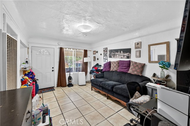 1008 E 74th Street, Los Angeles CA: https://media.crmls.org/medias/660e6227-c5c7-4d55-8edc-209a205585d9.jpg