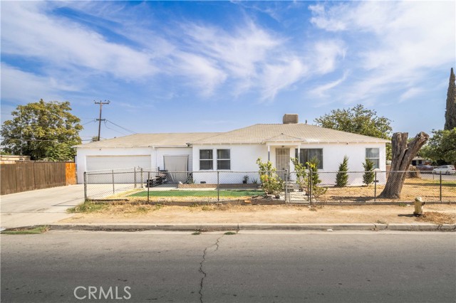 Detail Gallery Image 1 of 12 For 2400 Lucky St, Bakersfield,  CA 93307 - 3 Beds | 1 Baths