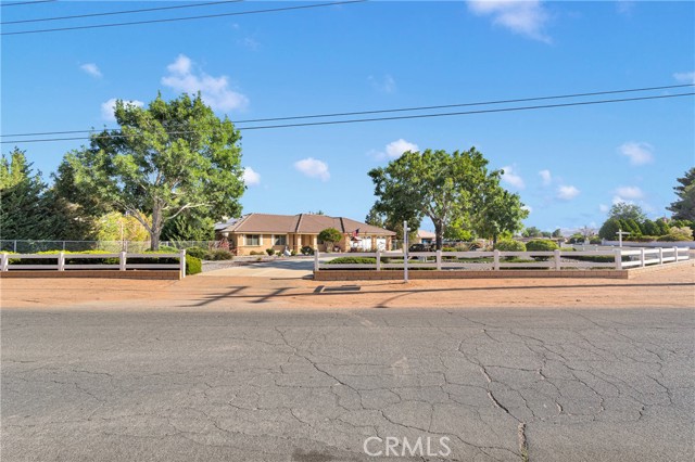14908 Dakota Road, Apple Valley CA: https://media.crmls.org/medias/6610fad8-155f-4129-9222-888a0ca6d19e.jpg