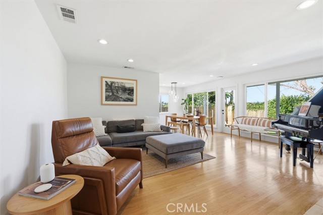 Detail Gallery Image 5 of 37 For 7337 W 88th St, Los Angeles,  CA 90045 - 4 Beds | 4 Baths