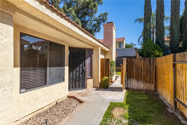 front fenced area - great for courtyard