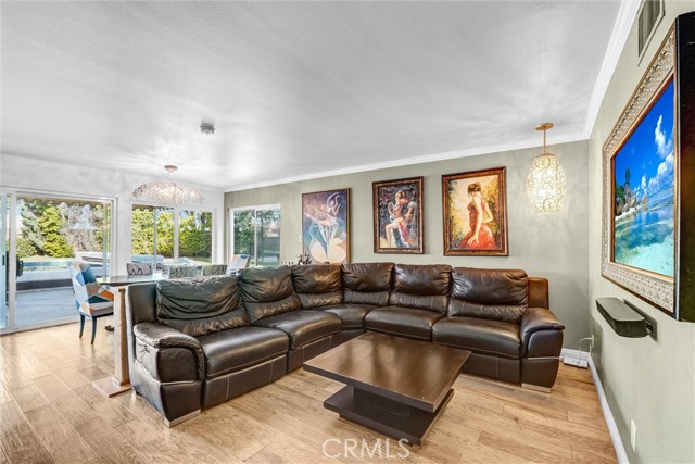 Detail Gallery Image 15 of 29 For 22935 Sylvan St, Woodland Hills,  CA 91367 - 5 Beds | 4 Baths