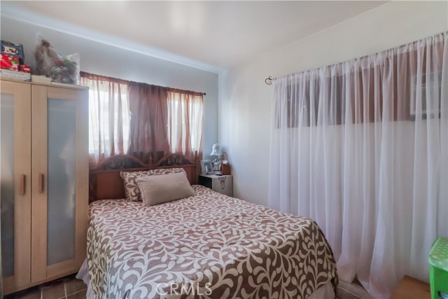 Detail Gallery Image 7 of 15 For 2462 Adriatic Ave, Long Beach,  CA 90810 - 4 Beds | 2 Baths