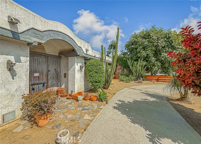 8835 Monogram Avenue, North Hills CA: https://media.crmls.org/medias/66165447-750e-43bb-b527-a66c5b8098ee.jpg