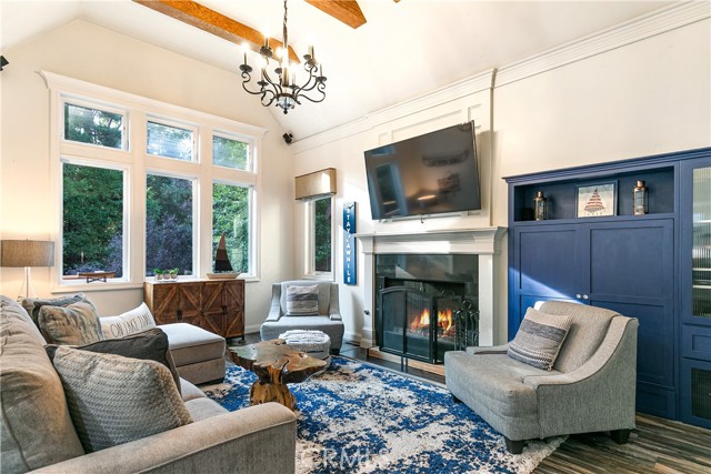 Detail Gallery Image 2 of 48 For 343 Garden, Lake Arrowhead,  CA 92352 - 5 Beds | 3 Baths