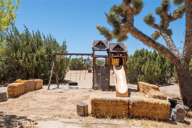 2056 W Avenue O, Palmdale CA: https://media.crmls.org/medias/661d4fb0-eb99-4e8a-b840-f16cad201b06.jpg