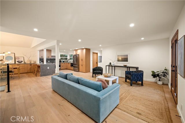 Detail Gallery Image 7 of 24 For 3947 Sumac Dr, Sherman Oaks,  CA 91403 - 4 Beds | 4/1 Baths