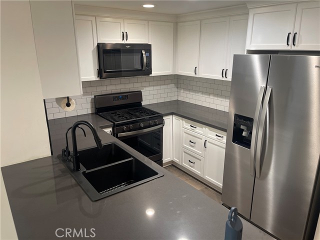 Detail Gallery Image 11 of 49 For 15511 Sherman Way, Van Nuys,  CA 91406 - 3 Beds | 2 Baths