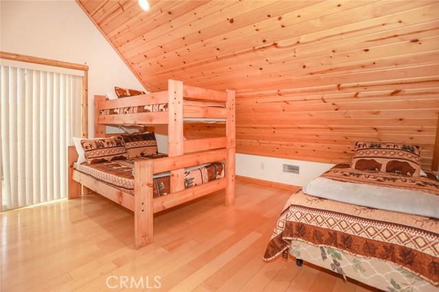 Detail Gallery Image 14 of 59 For 351 Glenwood Dr, Big Bear Lake,  CA 92315 - 4 Beds | 3/1 Baths