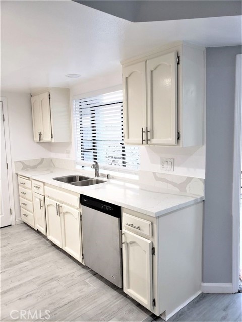 2506 e 6TH Street, Long Beach CA: https://media.crmls.org/medias/6623b8f9-e5b5-468b-bceb-fcdd5e47e825.jpg